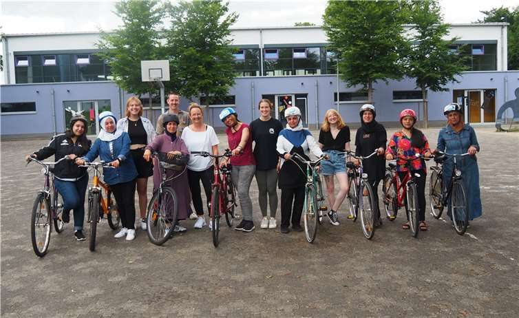 Strahlende Gesichter bei den Teilnehmerinnen und Unterstützern am Ende des Praxistages auf dem Schulhof der Goethe Realschule plus. Quellen: Caritasverband Koblenz