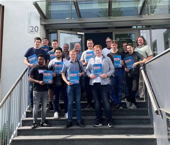 Strahlende Gesichter bei den frisch gebackenen Gesellen: Ogulcan Bezenk, Abdoulaye Diallo, Louis-Jeremias Frauenstein, Till Johannes Heuer, Björn Kauert, Jan Lumpe, Lucas Müller, Lukas Schnitzler, Fabian Schulz und Mahmoud Zidan. Foto: