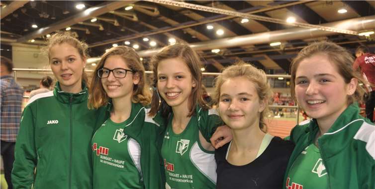 Strahlende Gesichter bei den jungen Damen des Rheinbacher Leichtathletik-Teams nach der Siegerehrung in Düsseldorf; v.l. Franzisca Esser, Emily Bräunig, Klara Engel, Nina Giersberg, Vilja Wenger.privat