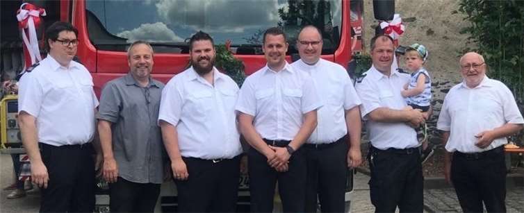 Strahlende Gesichter bei der Fahrzeugeinweihung in Lonnig: Über das neue TSF-W freuen sich (von rechts): Beigeordneter Dr. Bernhard Koll, Wehrleiter Martin Wolff (mit dem künftigen Feuerwehrnachwuchs auf dem Arm), Dechant Jörg Schuh, der stellvertretende Wehrführer Nico Kasper, Wehrführer Mathias Lang, Ortsbürgermeister Stefan Dörr und der stellvertretende Wehrleiter Bernd Krechel.Foto: privat