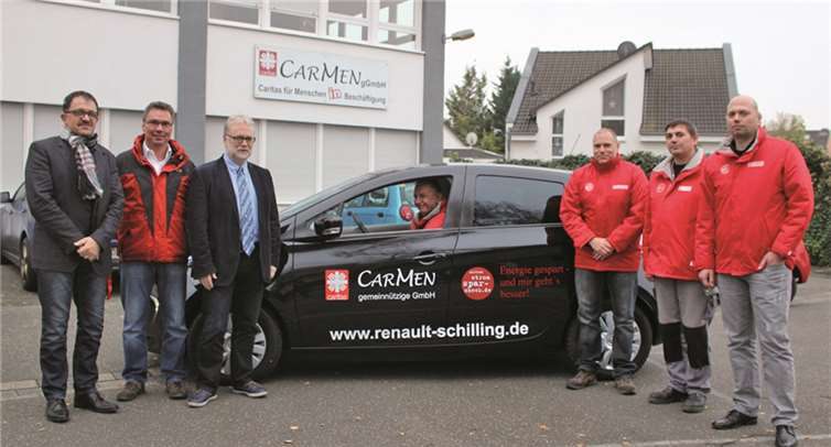 Strahlende Gesichter bei der Fahrzeugübergabe an die Caritas-Stromspar-Checker.privat