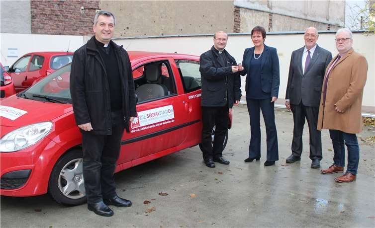 Strahlende Gesichter bei der Fahrzeugübergabe (v.l.): Pfarrer Dr. Ion Riba, Dr. Francisc Ungureanu, Caritasdirektorin Martina Best-Liesenfeld, Werner Westinger und Verwaltungsleiter Thomas Fislage.