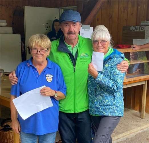 Strahlende Gesichter bei der Gratulation der Turniersieger beim Boulewettkampf in Monreal v.l.n.r. Gastgeber-/Ausrichtervorsitzende Brigitte Stade, Turniersieger/in Elmar Berzem und Helene Wien (beide Boule-Treff Bad Breisig).  Foto: privat