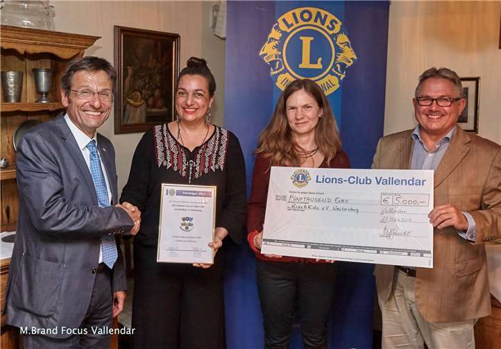Strahlende Gesichter bei der Preisübergabe: Lionspräsident Wolf Jaenisch, Anuschka Weyand, Andrea Petry (beide kidz4kits) und der Projektinitiator Adolf T. Schneider vom Lions Club Vallendar (von links). Der Siegerpreis in Höhe von 5.000 Euro soll im wesentlichen für den Druck des neuen Buches eingesetzt werden. Matthias Brand Focus Fotostudio