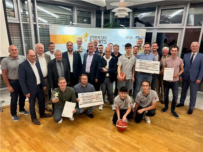 Strahlende Gesichter bei der Preisverleihung der „Sterne des Sports“ im Kreishaus in Cochem.  Quelle: Raiffeisenbank MEHR eG