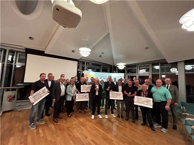 Strahlende Gesichter bei der Preisverleihung der „Sterne des Sports“ im Kreishaus in Cochem. Quelle: Raiffeisenbank MEHR eG