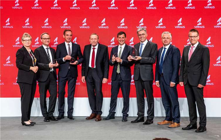 Strahlende Gesichter bei der Preisverleihung in Berlin: (v. li.) Beate Läsch-Weber, Sparkassenpräsidentin Rheinland-Pfalz, Udo Lohner, René Goldberg, DSGV-Präsident Helmut Schleweis, Ferdinand Duschner, Vorstandsvorsitzender Karl-Josef Esch, Klaus Rose und Ralf Wagner. Dirk Laessig