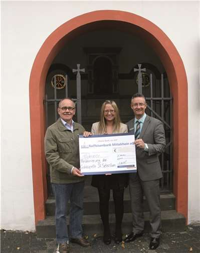 Strahlende Gesichter bei der Scheckübergabe: Hajo Reif, Nina Bernd und Markus Reif. privat