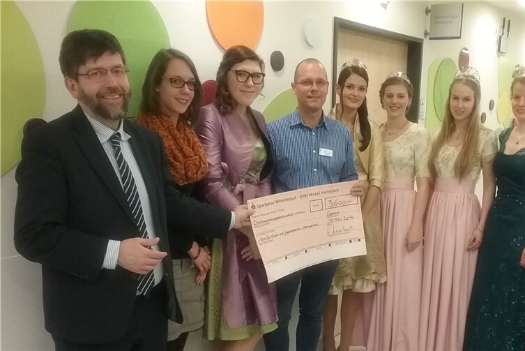 Strahlende Gesichter bei der Scheckübergabe.  Privat