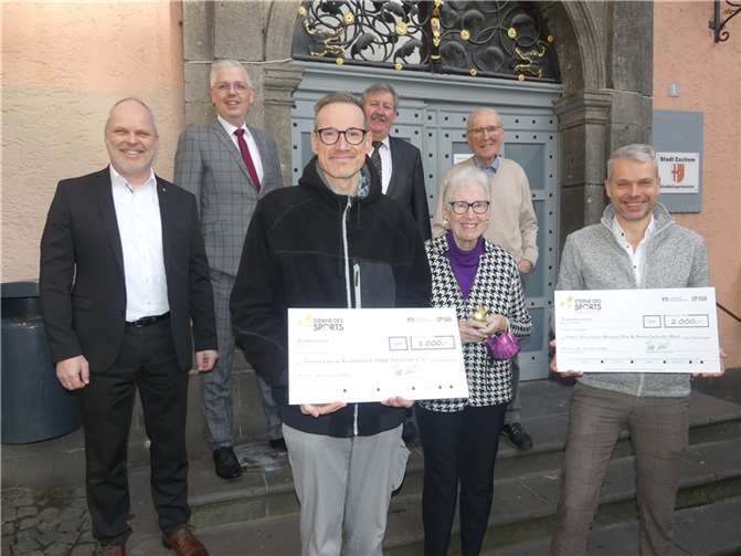 Strahlende Gesichter bei der Scheckübergabe. V.l.: Gerhard Knauf, Thomas Welter, Markus Dax, Walter Schmitz, Doris Collatz-Ebel, Wilfried Gerdes und Peter Raueiser.