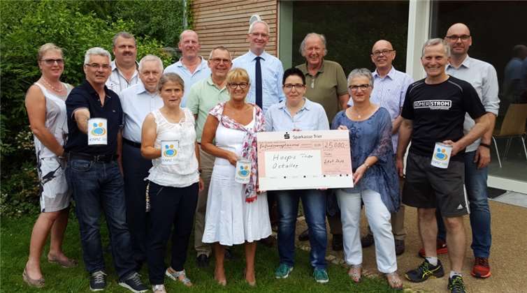 Strahlende Gesichter bei der Scheckübergabe an das Hospizhaus in Trier. MT