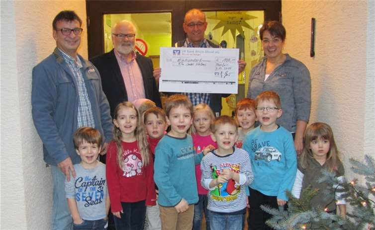 Strahlende Gesichter bei der Scheckübergabe im Kindergarten. privat