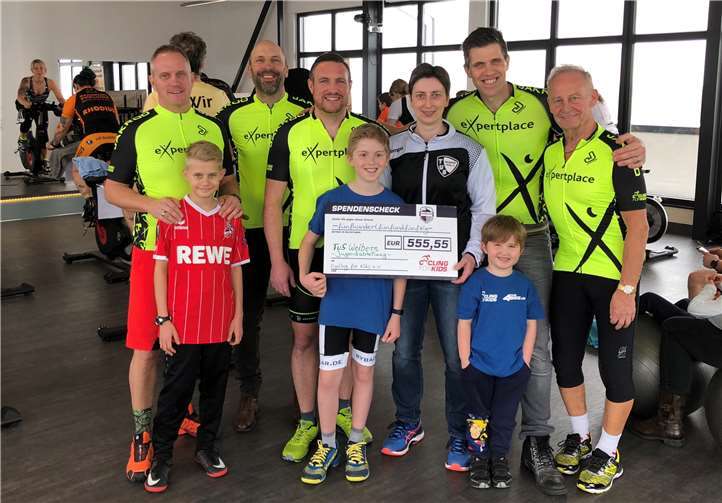 Strahlende Gesichter bei der Scheckübergabe vom Verein Cycling for Kids an TuS Weibern Jugendwart Melanie Mannebach. Privat