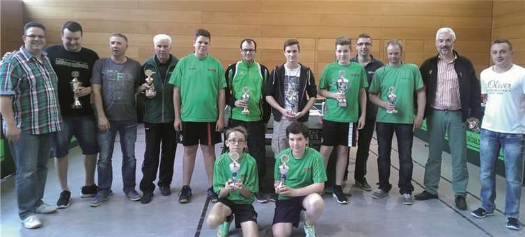 Strahlende Gesichter bei der Siegerehrung. Markus Schneider (links) zeichnete die erfolgreichsten Teilnehmer mit Pokalen aus. AS