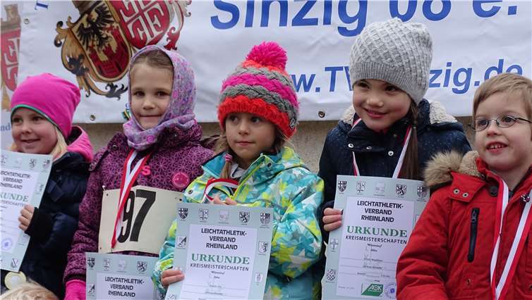Strahlende Gesichter bei der Siegerehrung der Bambinis.