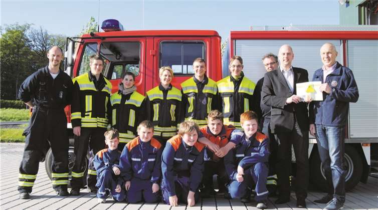 Strahlende Gesichter bei der Spendenübergabe: Löschzugführer Peter Kaliszan und sein Team freuen sich sehr.privat