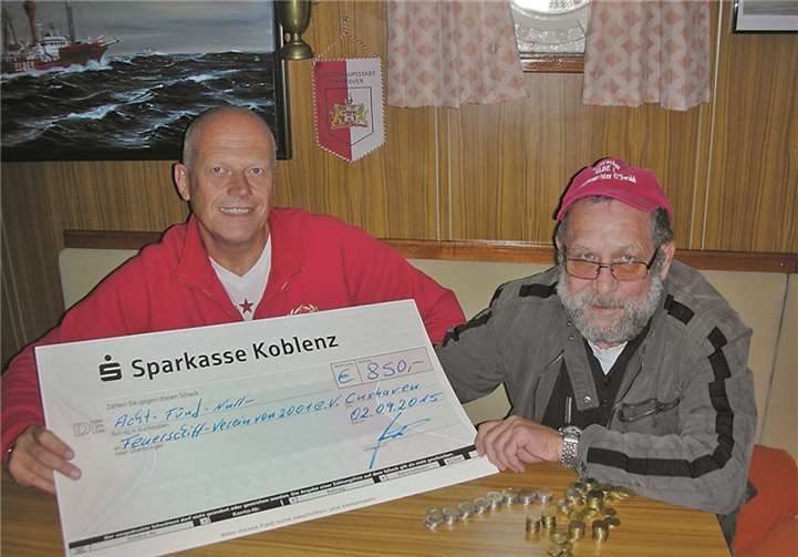 Strahlende Gesichter bei der Spendenübergabe: Michael Düren und Hermann Lohse.