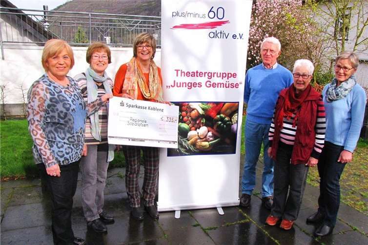 Strahlende Gesichter bei der Spendenübergabe.  Privat