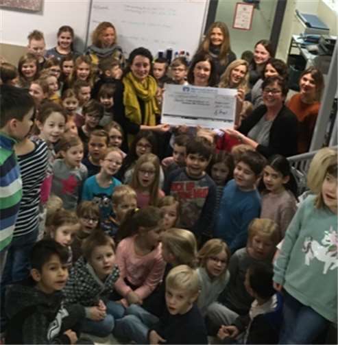 Strahlende Gesichter bei der Spendenübergabe an Marion Ludwig vom Deutschen Kinderschutzbund. Foto: privat