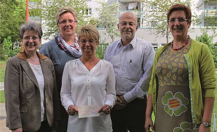 Strahlende Gesichter bei der Spendenübergabe der KFD St. Peter Neuendorf-Wallersheim an Einrichtungsleiterin Barbara Bach (Bildmitte) und Engelbert Mauel vom Caritasverband Koblenz. Privat.