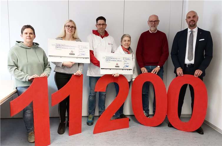 Strahlende Gesichter bei der Spendenübergabe durch Johannes Tittel von der Aktion Arbeit an die Mitarbeitenden der Koblenzer Caritas. Foto: Marco Wagner
