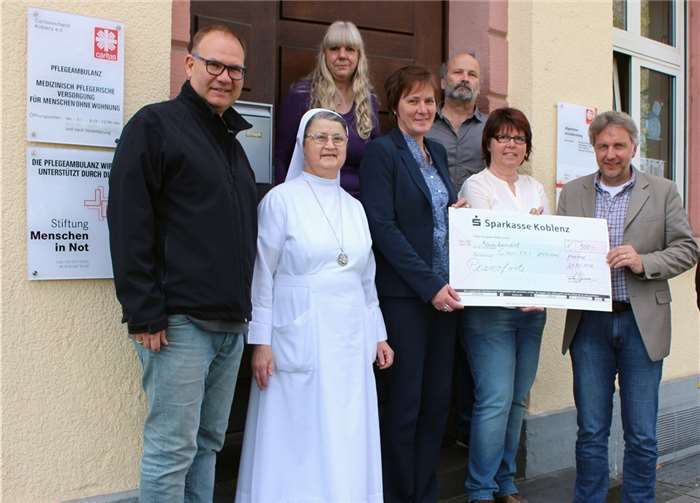 Strahlende Gesichter bei der Spendenübergabe durch die Vertreter des Chores „pianoforte“ in der Wohnungslosenhilfe des Caritasverbandes Koblenz.privat