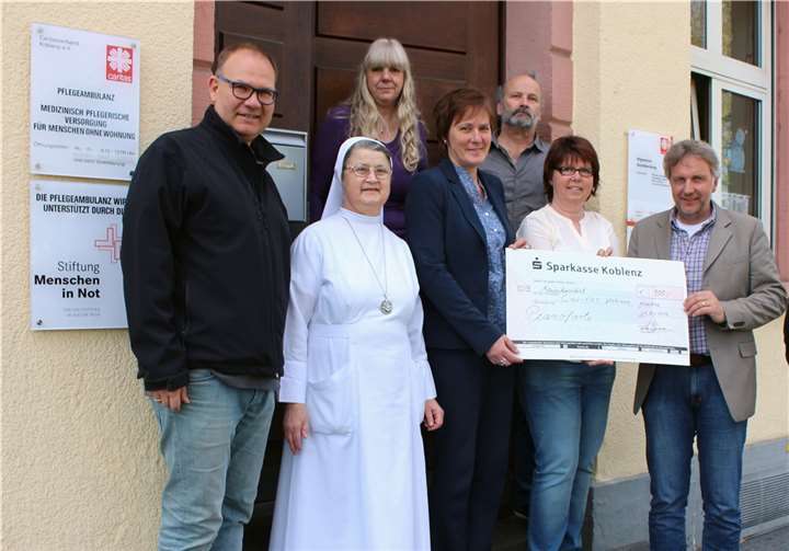 Strahlende Gesichter bei der Spendenübergabe durch die Vertreter des Chores „pianoforte“ in der Wohnungslosenhilfe des Caritasverbandes Koblenz.Caritas