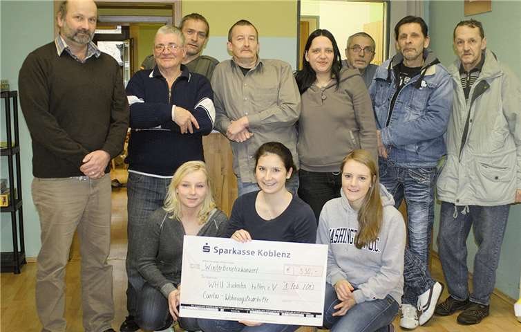 Strahlende Gesichter bei der Spendenübergabe durch die WHU-Studentinnen, vordere Reihe von links: Clarissa Gutzmer, Victoria Missing, Victoria Mondorf.Privat