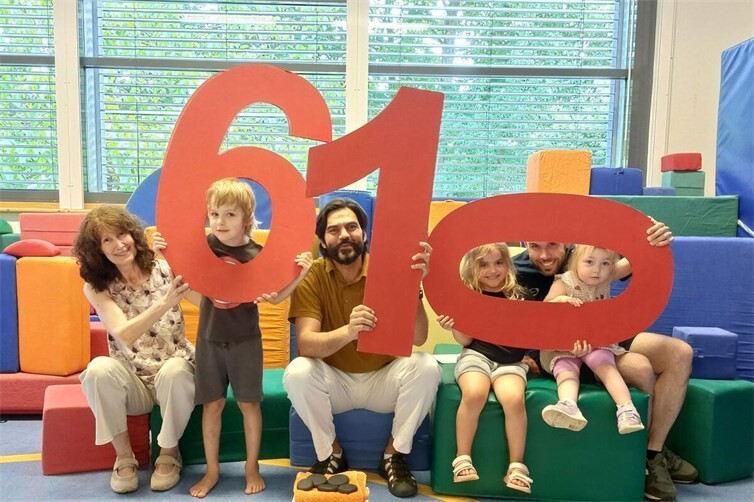 Strahlende Gesichter bei der Spendenübergabe im Montessori-Kinderhaus.
