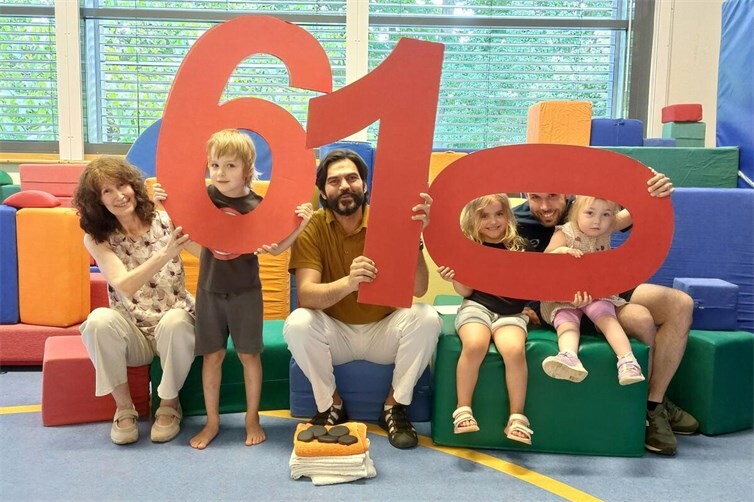 Strahlende Gesichter bei der Spendenübergabe im Montessori-Kinderhaus.