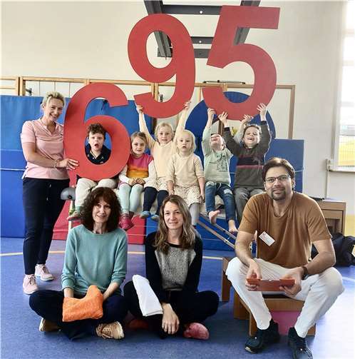 Strahlende Gesichter bei der Spendenübergabe im Montessori-Kinderhaus.  Fotos: Marco Wagner