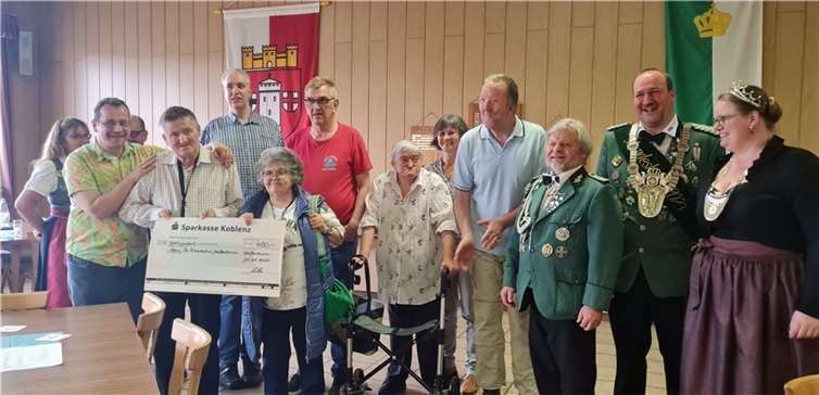 Strahlende Gesichter bei der Spendenübergabe im Rahmen des Bezirksbundestreffens. Foto: Sigrid Scherbarth-Wecker