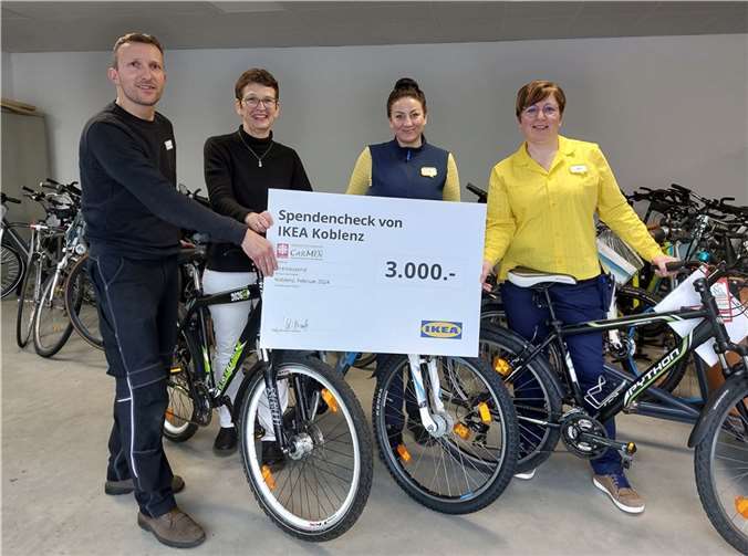 Strahlende Gesichter bei der Spendenübergabe in der Caritas-Fahrradwerkstatt in Metternich (v.li.): Zweiradmechanikermeister Steven Wackermann, CarMen-Geschäftsführerin Andrea Steyven, Lisa Bloß und Market Managerin Janet Wittmaack. Foto: Marco Wagner