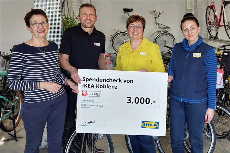 Strahlende Gesichter bei der Spendenübergabe in der CarMen-Fahrradwerkstatt in Metternich (v. l. n. r.): CarMen-Geschäftsführerin Andrea Steyven, Zweiradmechanikermeister Steven Wackermann, Market Managerin Janet Wittmaack und Lisa Schmitz.