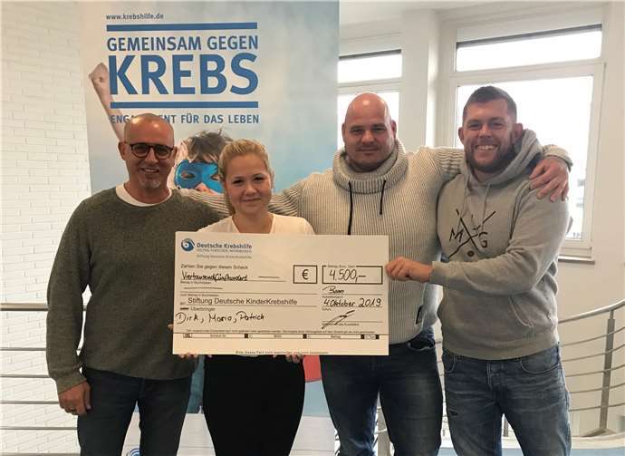 Strahlende Gesichter bei der Spendenübergabe (v. l.): Mario Mastromarino, Michelle Arck von der Deutschen KinderKrebshilfe, Dirk Gail und Patrick Groß. Fotos: AB