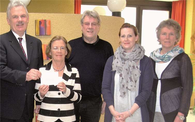 Strahlende Gesichter bei der Spendenübergabe (v.l.): Stefan Raetz (Rheinbacher Bürgermeister und Präsident des Lions Clubs Bonn-Rhenobacum), Ingrid König (Leiterin der integrativen Arbeit), Herbert Rücker (Activity-Beauftragter des Lions Clubs), Sonja Freischem und Simone Kämper. privat