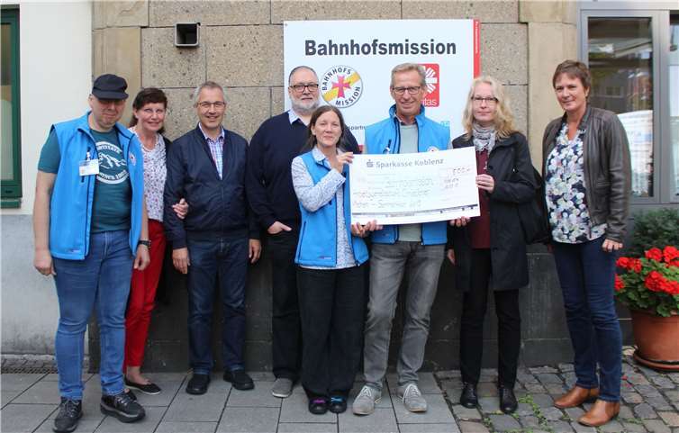 Strahlende Gesichter bei der Spendenübergabe vor der Koblenzer Bahnhofsmission. Foto: privat
