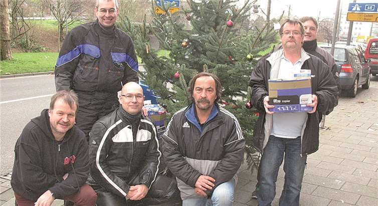 Strahlende Gesichter bei der Spendenübergabe vor der Wohnungslosenhilfe des Caritasverbandes Koblenz. privat