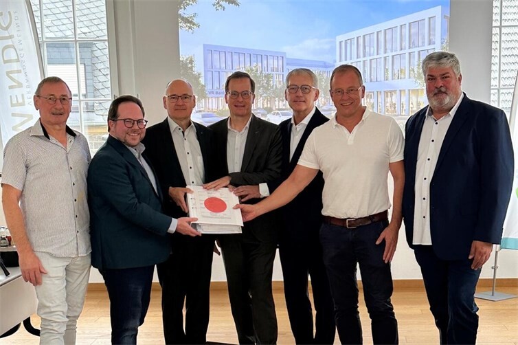 Strahlende Gesichter bei der Übergabe der Baugenehmigung für den „VR Campus“ (von links): Olaf Waldecker, 1. Beigeordneter Stadt Mendig, Pascal Badziong, Erster Kreisbeigeordneter Mayen-Koblenz, Michael Hessel, Bereichsleiter Dienstleistungszentrum Immobilien VR Bank RheinAhrEifel, Markus Müller, stellvertretender Vorstandsvorsitzender VR Bank RheinAhrEifel, Sascha Monschauer, Vorstandsvorsitzender VR Bank RheinAhrEifel, Jörg Lempertz, Bürgermeister VG Mendig, und Achim Grün, Stadtbürgermeister Mendig. 