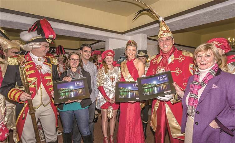 Strahlende Gesichter bei der Übergabe der Kalender (v. l.): Hofmarschall Ernst, Julia Kübler (Beiratsvorsitzende von „Ein Licht für Koblenz“), Confluentia Gaby, Prinz Marcus und Antonie Heider (stellvertretende Vorsitzende von „Ein Licht für Koblenz“) und Gefolge. ElLfK/Heinz-Jörg Wurzbacher