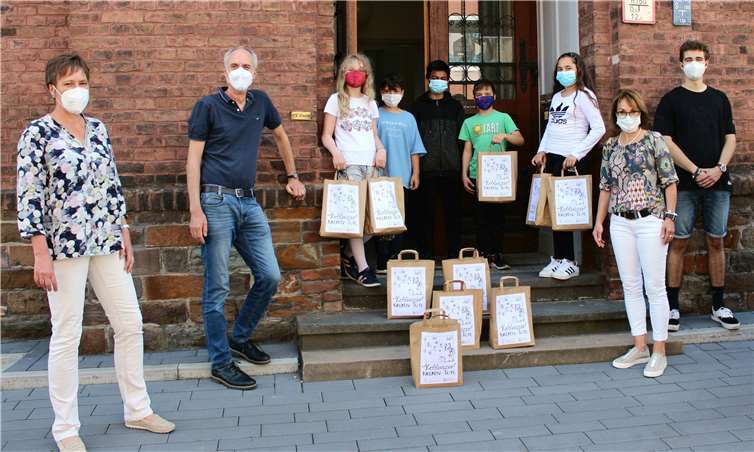 Strahlende Gesichter bei der Übergabe der Kreativtüten vor der Willi-Graf-Schule in Neuendorf.Quellen: Caritasverband Koblenz e.V.