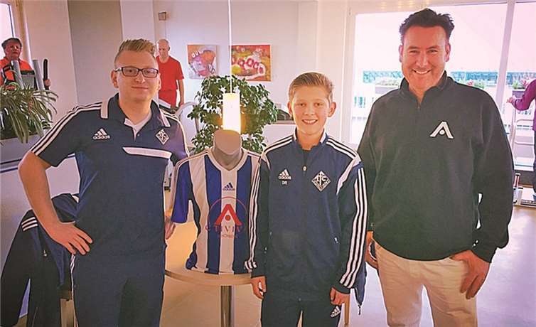 Strahlende Gesichter bei der Übergabe der neuen Outfits. privat