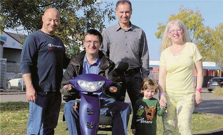 Strahlende Gesichter bei der Übergabe des Elektrofahrzeuges an Werkstattmitarbeiter Rolf Göttsche.privat