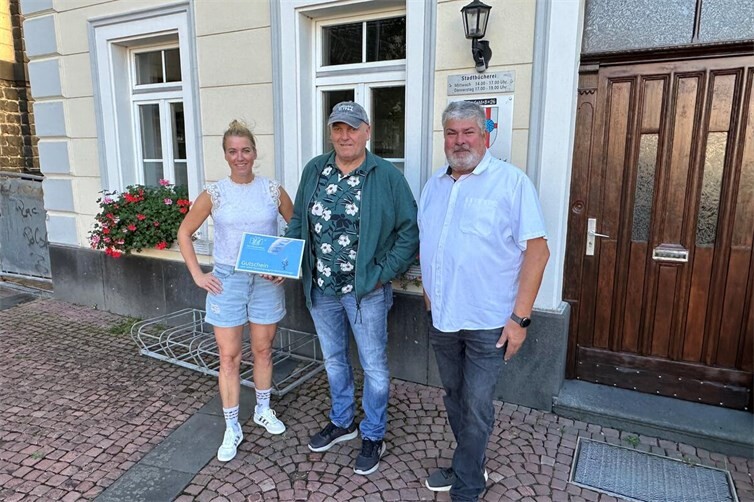 Strahlende Gesichter bei der Übergabe des Hauptgewinns der Tombola zugunsten der „VOR-TOUR der Hoffnung“ (von links): Eva Ivo, Dirk Mohr und Stadtbürgermeister Achim Grün. 