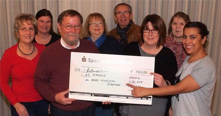Strahlende Gesichter bei der Übergabe des Spendenschecks. Herbert Hennes