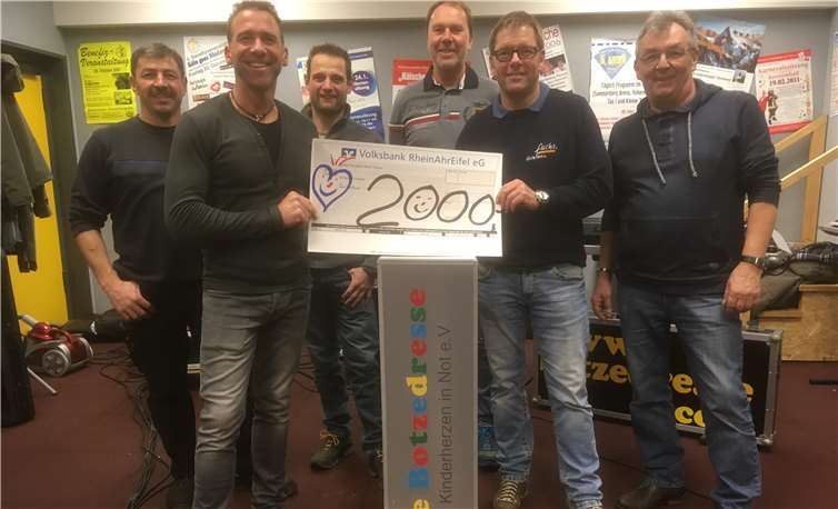 Strahlende Gesichter bei der Übergabe des Spendenschecks von Holzbau Fuchs aus Kelberg.  Privat