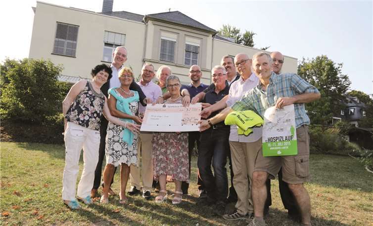 Strahlende Gesichter bei der Übergabe des symbolischen Schecks. privat