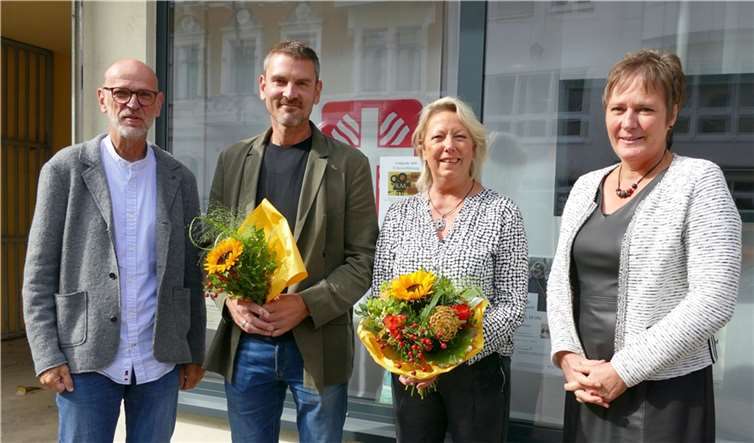 Strahlende Gesichter bei der Verabschiedung und Begrüßung (v. l. n. r.): Wolfgang Schwarz (Leiter Soziale Dienste), Thorsten Lemke und seiner Vorgängerin Ute Heußlein, Caritasdirektorin Martina Best-Liesenfeld.Quellen: Caritasverband Koblenz e. V.