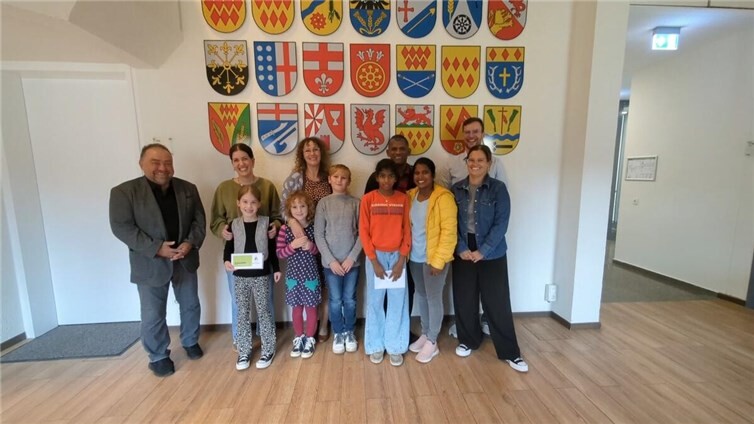 Strahlende Gesichter bei der Verleihung der Hauptpreise von der Verlosung beim Verbandsgemeinde Vordereifel Familienwandertag in Boos.Foto: Verbandsgemeinde Vordereifel