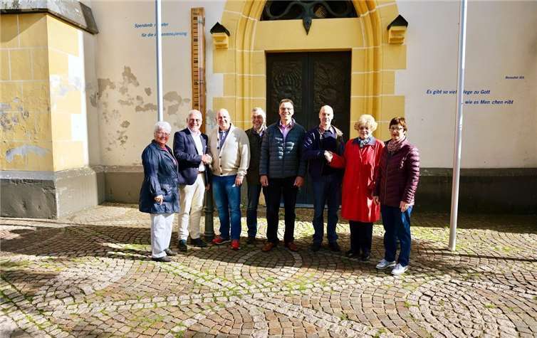 Strahlende Gesichter bei der Verteilung des Pfarrfesterlöses: (V.li.n.re.) Anne Eich, Paul Radermacher, Markus Bauer, Jürgen Knieps, Rainer Ulrich, Martin Schönewald, Marianne Sturm und Ursula Knopp. Foto: Klaus Geck